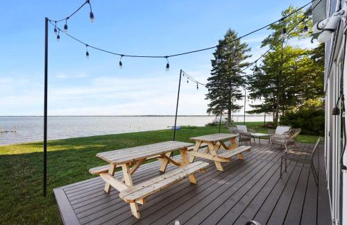 Lakefront - Spacious Family Getaway with Dock! - Foto 47