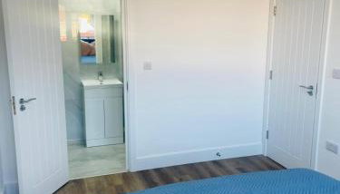 Newly Refubirshed House, Ideal for group Stay- 5 En-suite beds, close to Heathrow & 5 mins from Hayes Stn - Elizabeth Line - Foto 2