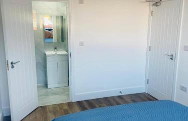 Newly Refubirshed House, Ideal for group Stay- 5 En-suite beds, close to Heathrow & 5 mins from Hayes Stn - Elizabeth Line - Foto 2