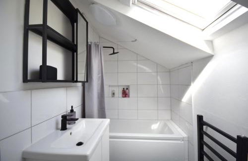 Stylish 1BR Retreat with Garden and Rustic Kitchen - Foto 23