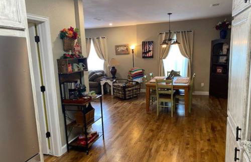 StockYards!-1 block away ! Cowboy Cottage sleeps 9 - Foto 2