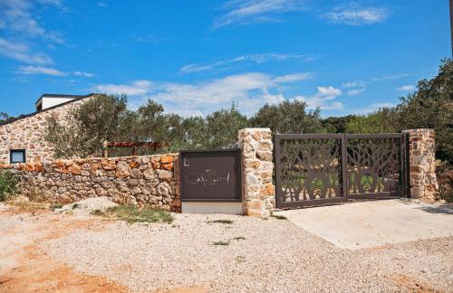 Capesanta atraktivna kamena kučica - Foto 25