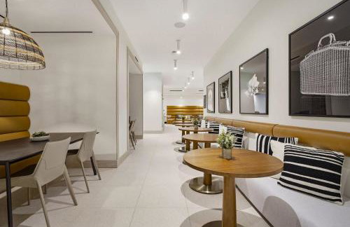 Upscale Downtown Condo Pool Gym & Skyline Views - Foto 60