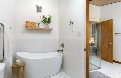 Retro Metro Deck House MCM Gem with Hot Tub & Spectacular Views! - Foto 26