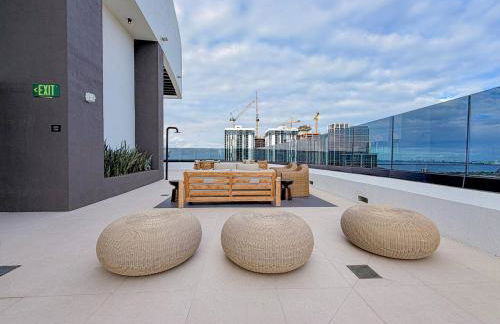 City Skyline Views & Rooftop Pool at District 225 - Foto 42