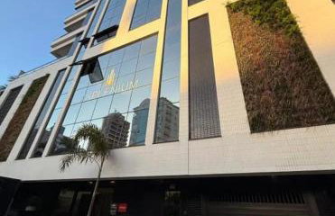 Apartamento moderno, a 200 metros da praia com pátio,piscina e churrasqueira privativa 2 vagas de garagem - Foto 2