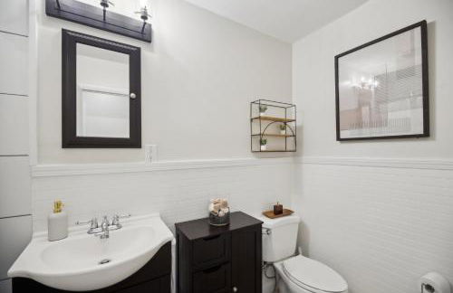 Comfy Coastal Getaway with Modern Comforts home - Foto 24