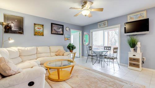 Walk to Eastern Point Beach Apt with Water View! - Foto 5