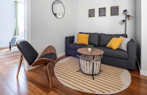 OTR, QUEEN Bed, 50in TV, Workspace, Near Lightrail - Foto 1