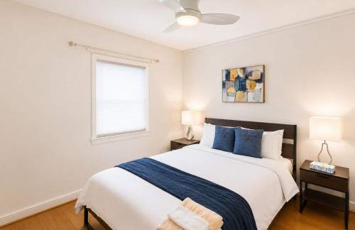 Beautiful 3BR 2BA Colonial House by CozySuites - Foto 12