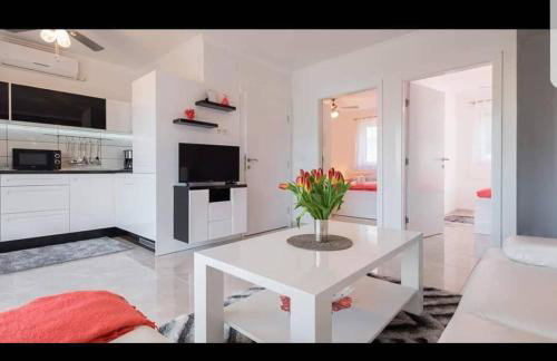 La Perla Apartments - Photo 22