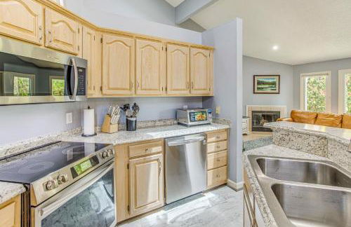 Marina and Pool Roomy Golf-View Home in Southport - Foto 12