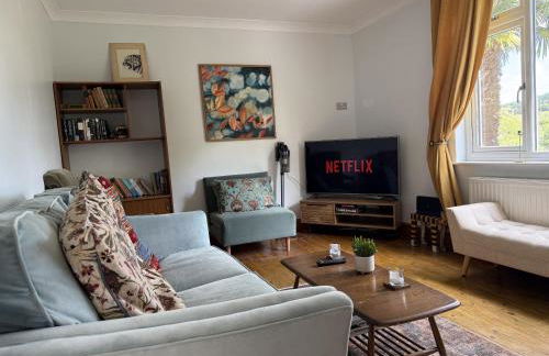 Caterham 3 Bed House, Free on street Parking - Photo 3