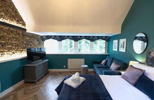 Central Medieval Grid Unique home with Gated parking - Foto 23