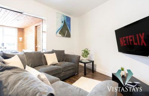 Spacious 5BDR House By Vista Stays Short Lets & Serviced Accommodation Manchester With Free WiFi, Parking & Netflix - Foto 6