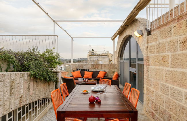 Luxury Duplex with Rooftop by FeelHome - Photo 19