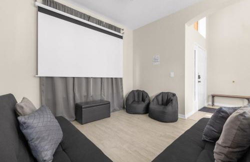 Large Spacious Home w Private Pool & Hot Tub - Photo 21