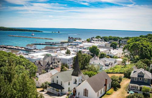 Mackinac Island Cabin Steps to Ferry Sleeps 12 - Foto 25