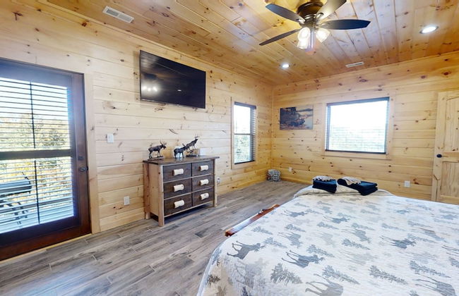 Lazy Bear Lodge 5 Bedroom Cabin by RedAwning - Photo 14