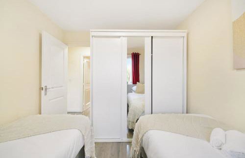 3 BR 5 Beds 3 Bath Private Garden Parking x2 Ideal for Family & Work Stays - Foto 12