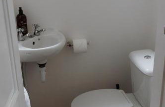 Large 4 Bed Home - Fast Wifi, Smart TV's & Free Parking - Near A66 - Foto 25