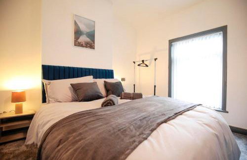 Dixon House, Sleeps 6, Free Parking, Long or Short Stays - by NMB Property - Photo 1