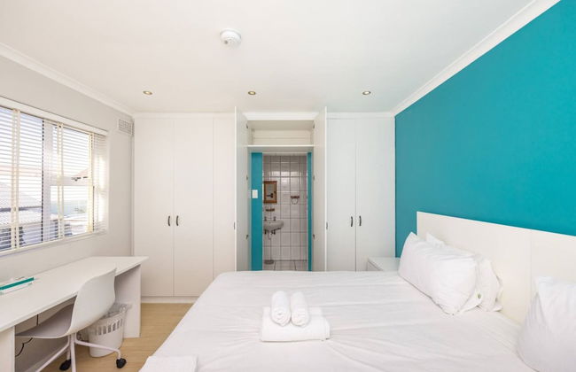 Contemporary 4 Bedroom Home - Photo 8