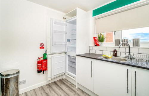 Sleek and Stylish 3 Bed in Greenock - Sleeps 8 - Photo 21