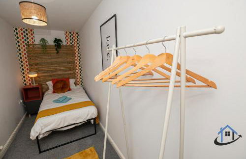 Garfield House, 3 bed house, sleeps 7, Nr Rushden Lakes, allocated parking, corporates welcome - Foto 8