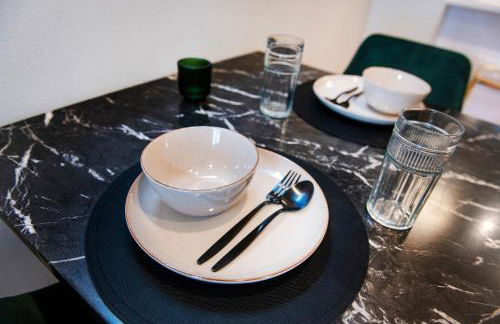 Walkable Rooftop Retreat 2BR, Workspace & BBQ - Foto 17