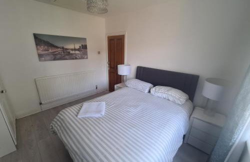 L & J Escapes - 8 Bedrooms suitable for Contractors and Families- Private parking available for 6 vehicles - Foto 38