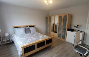 Spacious 5 Bedroom 11 Guest Family House in Horsham - Photo 24