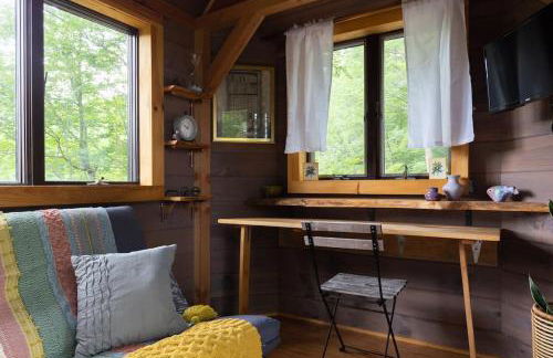 Caboose Tiny Home on river with hot tub near Stowe - Foto 9