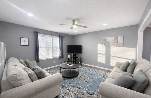 Large Overland Park Getaway 4 KING beds 3 Bath Sleeps 10 - Foto 12