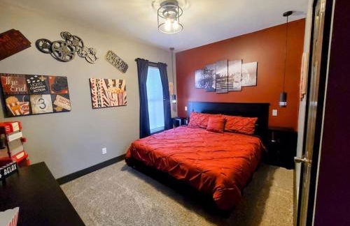 King Bed In Main Floor - Downtown Vacation Rental - Foto 44