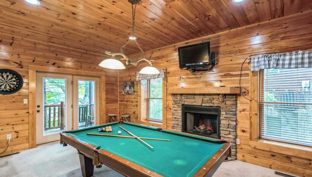 Resort Cabin w/ Hot Tub, Pool Table, Deck Views Summit View Way by Avantstay - Foto 2, Interior
