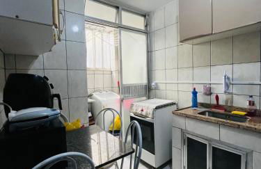 Quarto com ar condicionado em apt compartilhado e estacionamento grátis - Foto 12