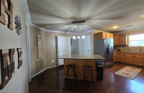 4 bedroom pet friendly grill under 5 min to airport and Choctaw Casino - Foto 19