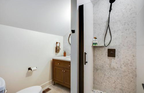 Modern Cabin Near Cheney Lake W Pool and Hot Tub - Foto 26