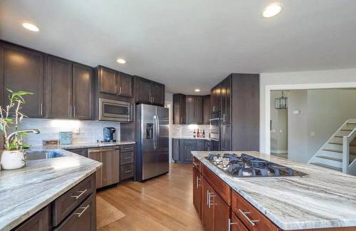 Candlewood Lake -Family Getaway, Lakefront 3775 sqft Home - Foto 2