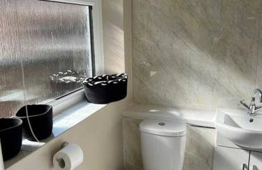 Spacious 2-Bedroom House In Stockton Heath With Free WiFi By Amazing Spaces Relocations Ltd - Foto 5