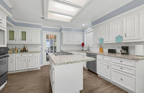 Home for summer with pool, pool table, outdoor kitchen,patio and balcony - Foto 13