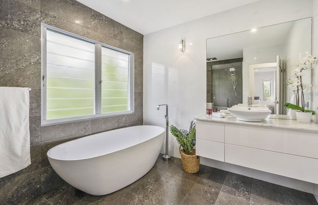 Essence House - 4 Bedroom Holiday Home - Photo 12