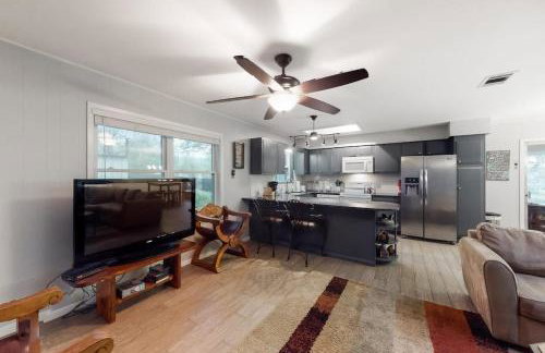 Wonderful Lakefront Home with Yard, Water Views, Central AC, WiFi, Private W/D - Foto 7
