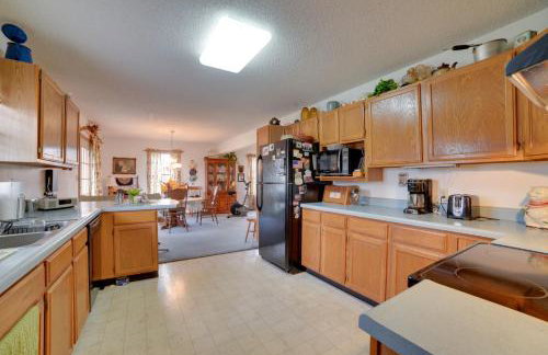 Peaceful Hazel Cottage with Deck and Yard! - Foto 12