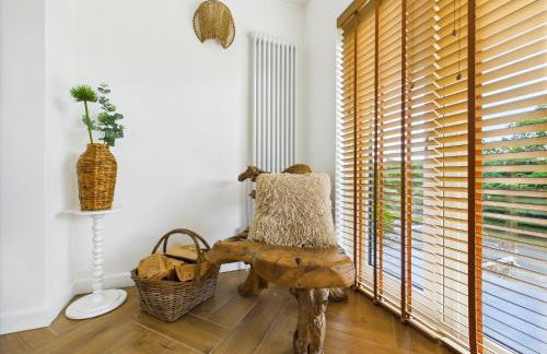 5-Bed Retreat with Hot Tub, Garden & Relaxing Views - Foto 8