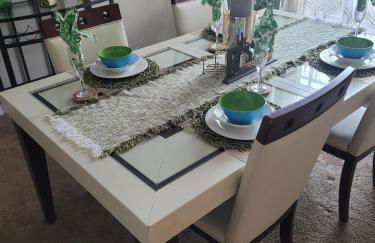 Spacious 2 en-suite BR, pool & spa retreat - Foto 7