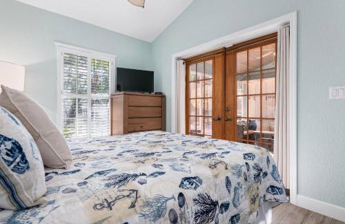 Nautical Escape! Private pool home with a tropical backyard oasis! - Foto 35