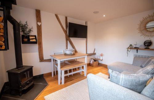 Bramble Cottage - Cosy 2 Bed With Deluxe HOT TUB & Log Burner - Photo 17