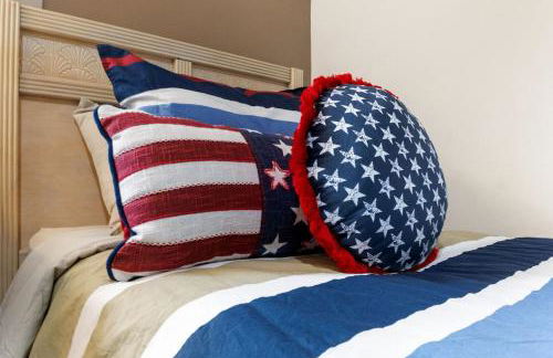 Modern Retreat Pool and Game Room - Foto 35